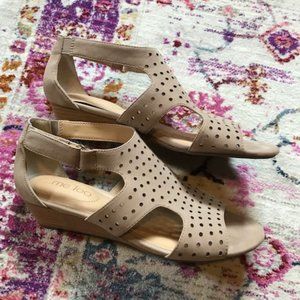 Me Too Tan Neutral Perforated Wedge Sandal Velcro Strap Great Condition Size 9
